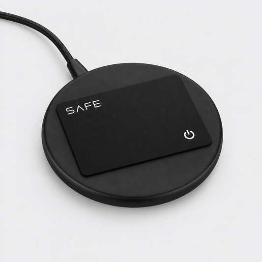 Chargeur sans fil Safe avec une carte Safe posée dessus